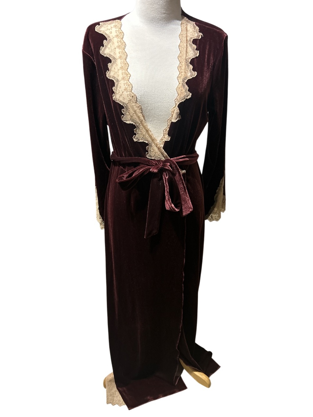 Jacalyn Bennet Elegant Burgundy Velvet Lace-Trim Wrap Robe Size M